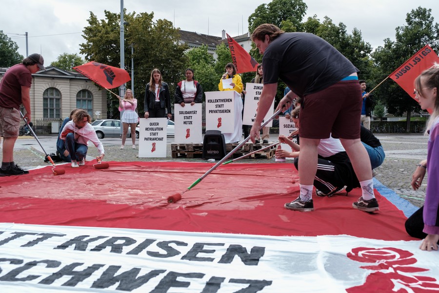 Anti-national zum 1. August: JUSO übermalt Schweizerfahne